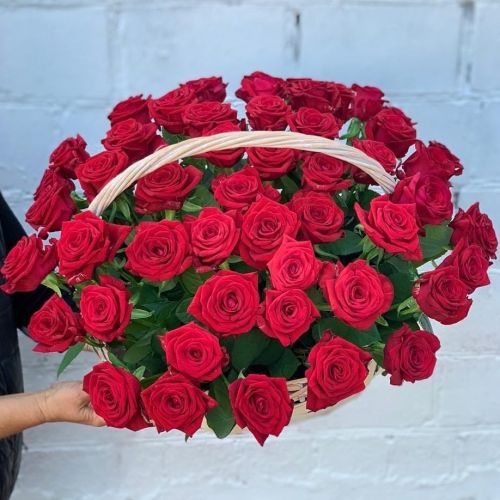 Корзина 51 красная роза - купить с доставкой в интернет-магазине | Флорист Экспресс по Суходолу